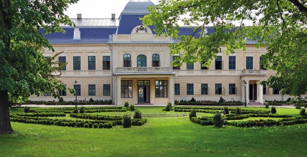 Luna Apartman Gyula Buitenkant foto